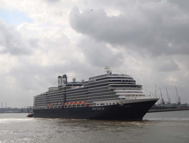 Cruiseschip ms Eurodam van de Holland America Line aan de Cruise Terminal Rotterdam